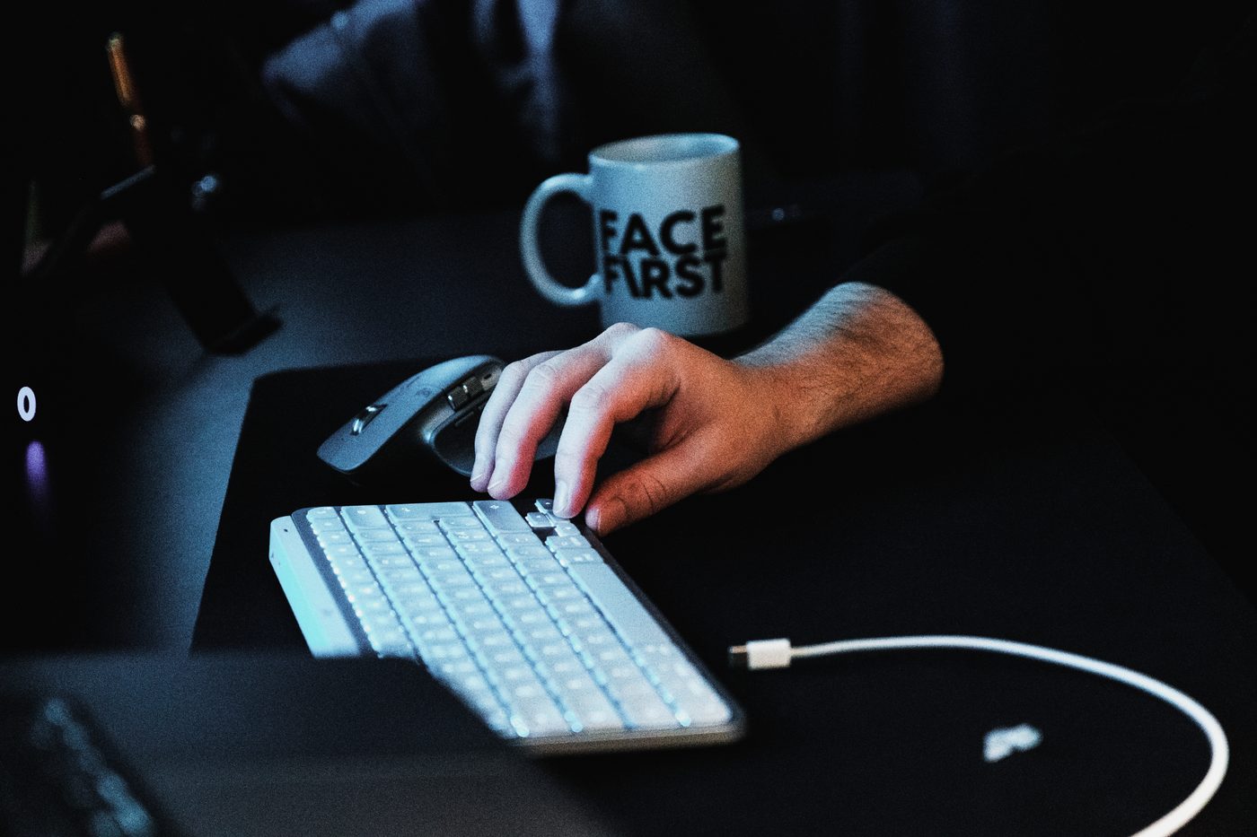 Facefirst-kopp ved en laptop på kontoret
