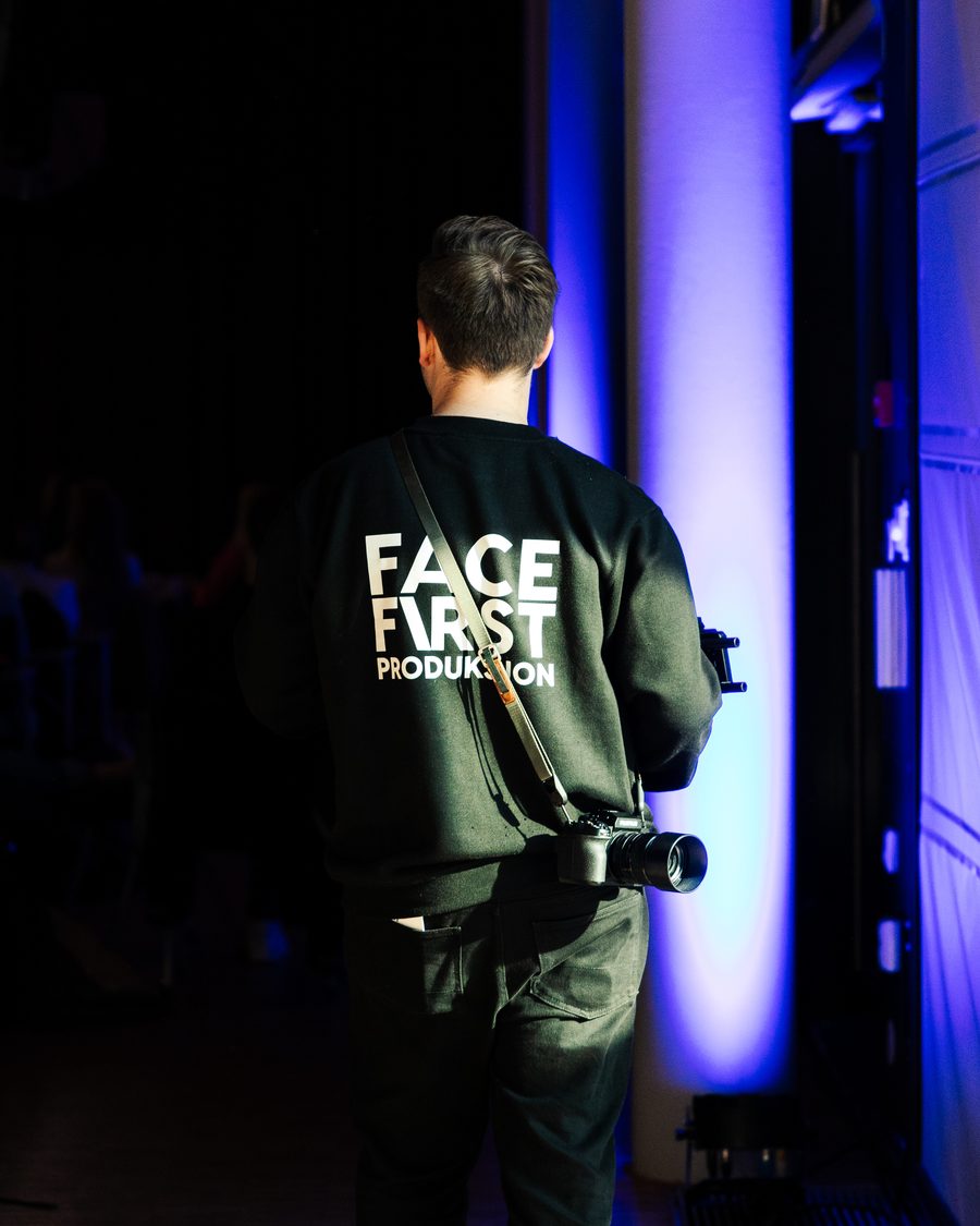 Facefirst i produksjon med kamera og lys under et filmopptak