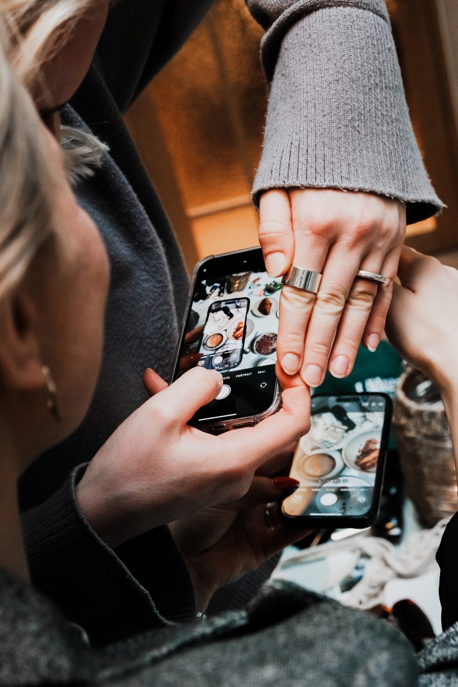 To personer ser på innhold i sosiale medier på en mobiltelefon